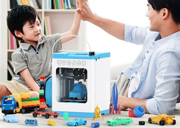 ロボットブロック教材とタブレットで遊ぶ子どもたちの実際の様子